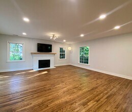 8866 Edgewater Dr SW in Lakewood, WA - Building Photo - Building Photo