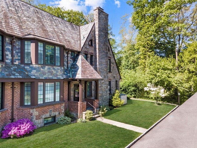 8 Manning Cir in Pelham, NY - Building Photo - Building Photo