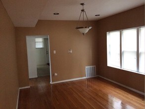 7835 S Saginaw Ave-Unit -2 in Chicago, IL - Building Photo - Building Photo