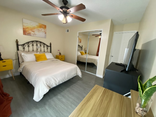 11941 S Della Ln, Unit Room 4 in Garden Grove, CA - Building Photo - Building Photo
