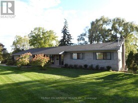 7 Bayview Ave in Hamilton, ON - Building Photo