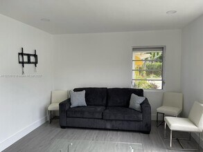 821 NE 6th St-Unit -2 in Hallandale Beach, FL - Building Photo - Building Photo