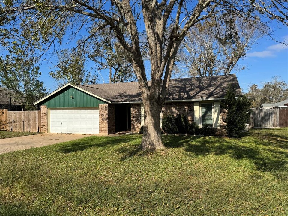 530 Tall Timber Dr in West Columbia, TX - Building Photo