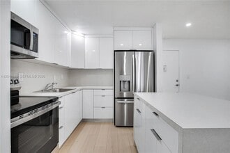 4670 W 13th Ln in Hialeah, FL - Foto de edificio - Building Photo