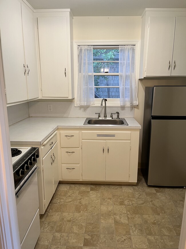 807 Cherry St, Unit D in Santa Rosa, CA - Building Photo - Building Photo