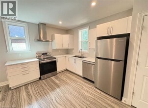 200 Holton Ave S in Hamilton, ON - Building Photo - Building Photo