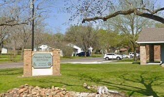 106 Walnut St in Hallettsville, TX - Building Photo