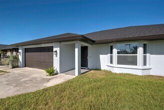 7379 Snow Dr in Englewood, FL - Building Photo - Building Photo