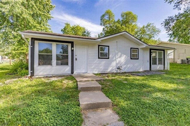 6021 E 151st Ter, Unit A in Grandview, MO - Building Photo - Building Photo