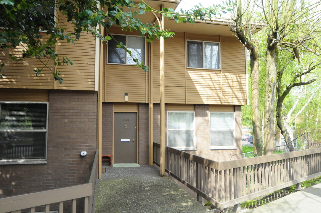 The Arches Apartments in Seattle, WA - Building Photo