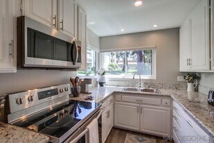 17637 Pomerado Rd in San Diego, CA - Building Photo