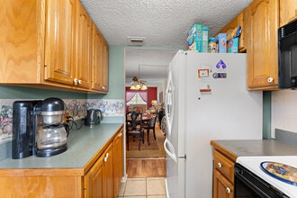 4746 Azalea Dr, Unit 105C in New Port Richey, FL - Building Photo - Building Photo