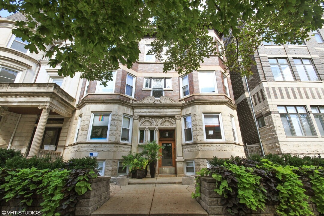 522 W Oakdale Ave in Chicago, IL - Building Photo