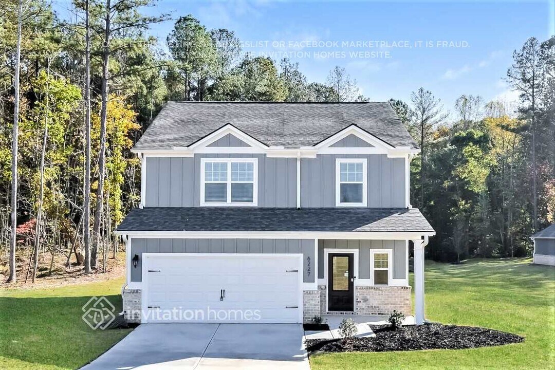 6227 Nathaniel Ln in Fairburn, GA - Building Photo
