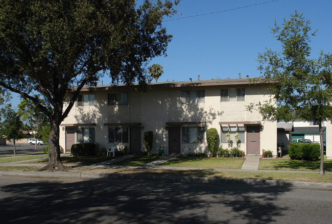 2730 S Rosewood Ave in Santa Ana, CA - Building Photo - Building Photo