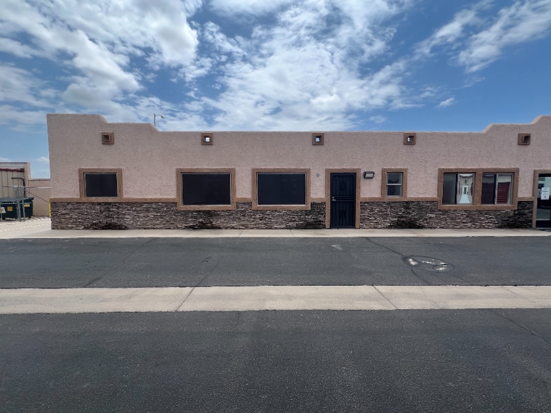 9220 W Indian School Rd in Phoenix, AZ - Building Photo