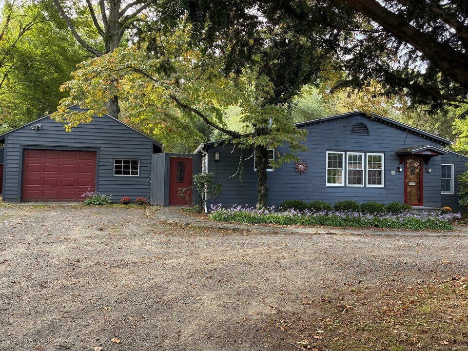 529 N Madison Rd in Guilford, CT - Building Photo