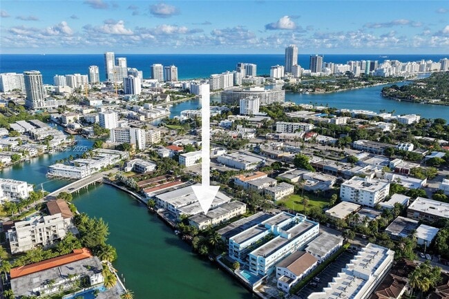 1135 Marseille Dr in Miami Beach, FL - Building Photo - Building Photo