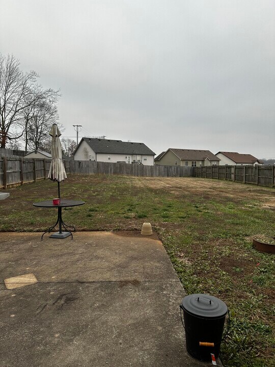 2221 Trophy Trce in Clarksville, TN - Building Photo