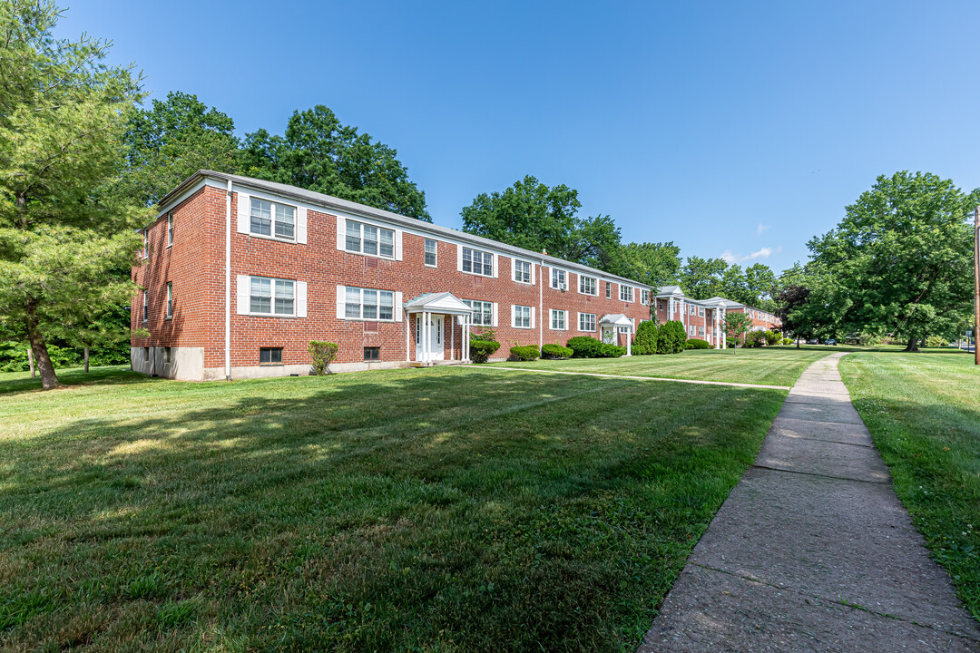 Folly Brook Apartments in Wethersfield, CT - Building Photo