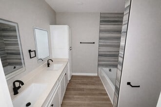 1422 W Willis St in Alvin, TX - Foto de edificio - Building Photo