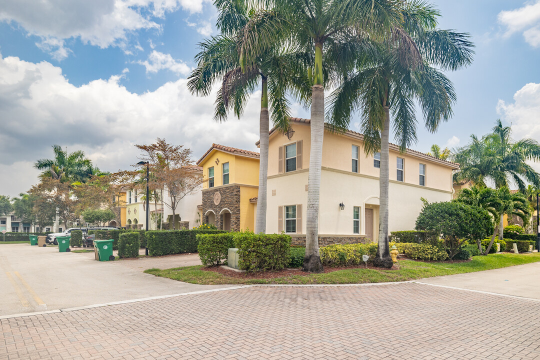 Belle Tara in Cooper City, FL - Building Photo