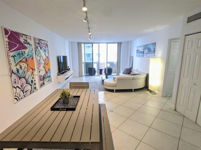 800 West Ave, Unit # 938 in Miami Beach, FL - Foto de edificio - Building Photo