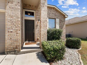 819 Highland Vista in New Braunfels, TX - Foto de edificio - Building Photo