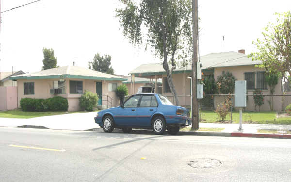 4300 Clara St in Cudahy, CA - Foto de edificio - Building Photo