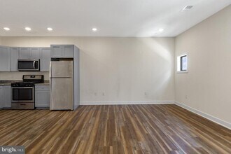 2411 Kensington Ave in Philadelphia, PA - Foto de edificio - Building Photo