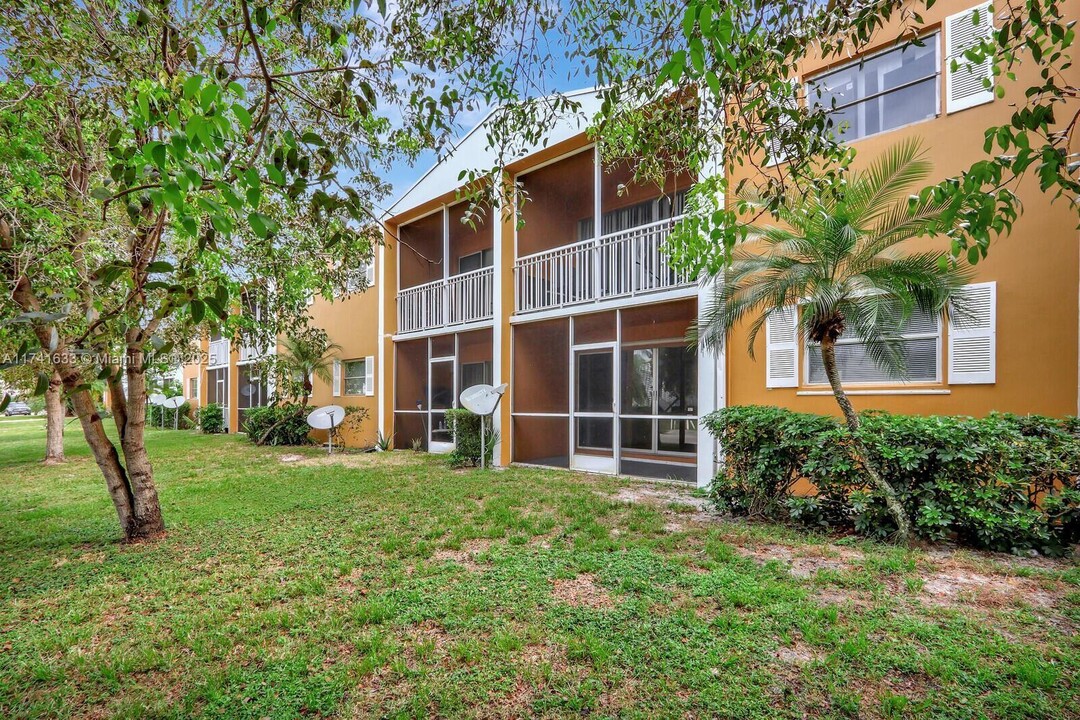 1505 Crescent Cir in West Palm Beach, FL - Building Photo