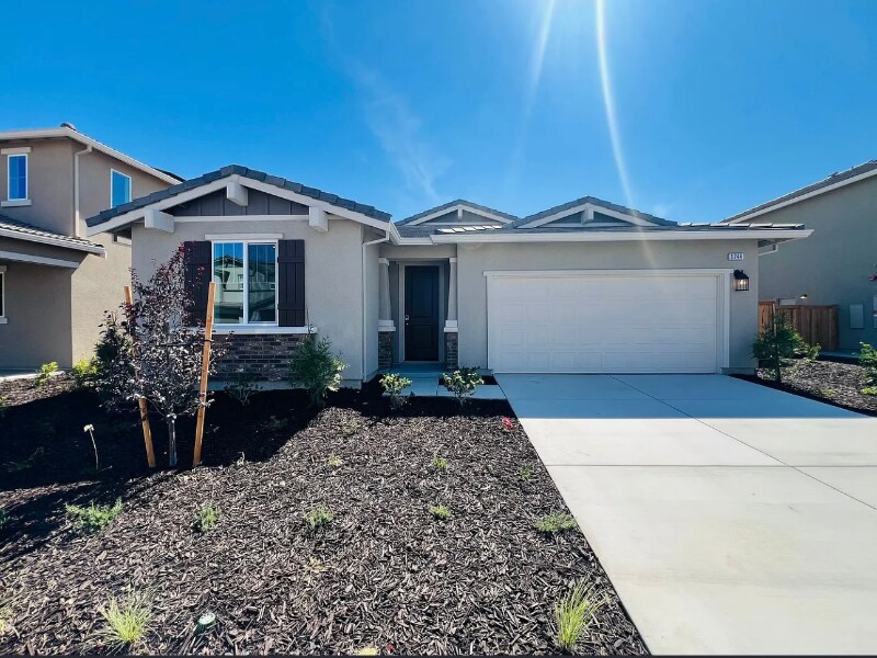 1744 Halo Ave in Manteca, CA - Foto de edificio