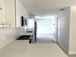 10273 NW 56th St in Doral, FL - Building Photo - Building Photo