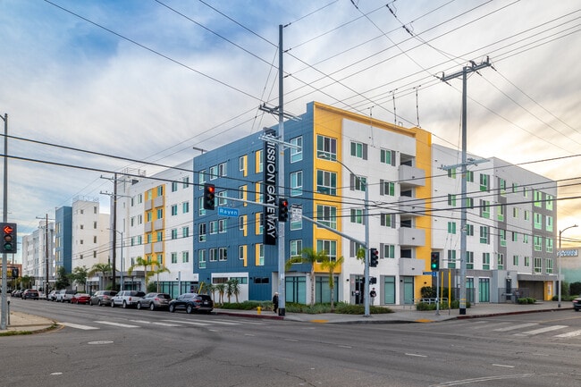 Mission Gateway in North Hills, CA - Foto de edificio - Building Photo