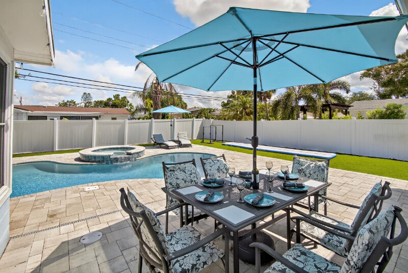 6945 11th Ave N in St. Petersburg, FL - Building Photo