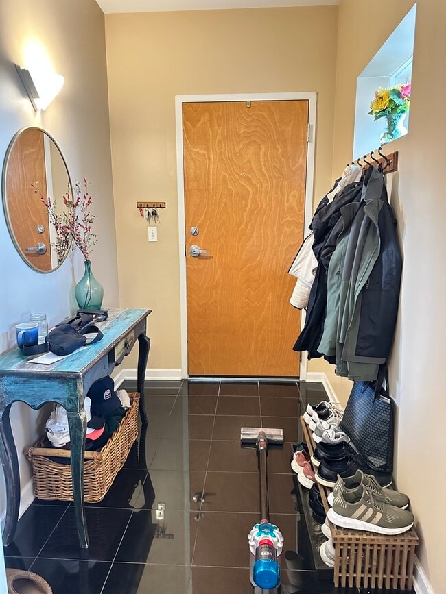 2337 W Wolfram St in Chicago, IL - Building Photo - Building Photo