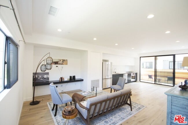 property at 860 S Wilton Pl