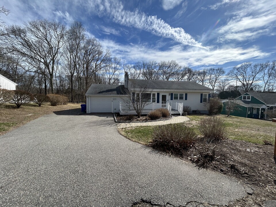 17 Rock Ridge Rd in Waterford, CT - Building Photo