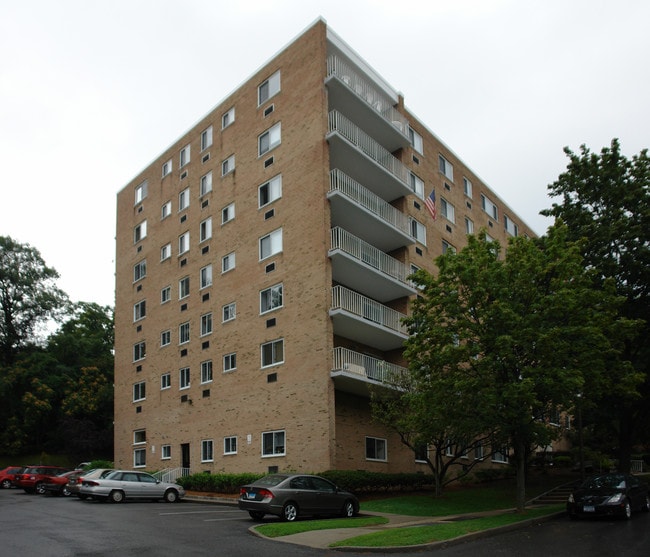 Halston House in Tarrytown, NY - Foto de edificio - Building Photo