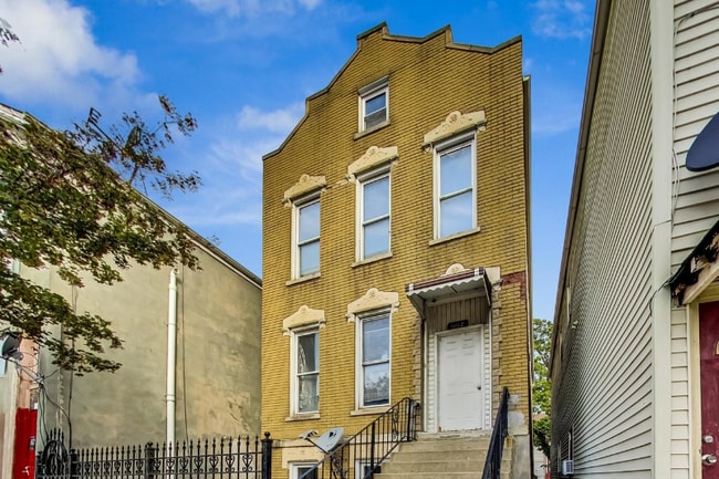1012 W Cullerton St