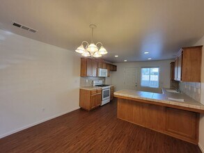 2221 W Lark Ave in Visalia, CA - Building Photo - Building Photo