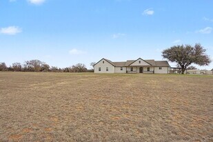192 Riverside Dr in Decatur, TX - Building Photo