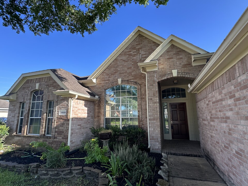 18818 Harbor Key Cir in Houston, TX - Foto de edificio