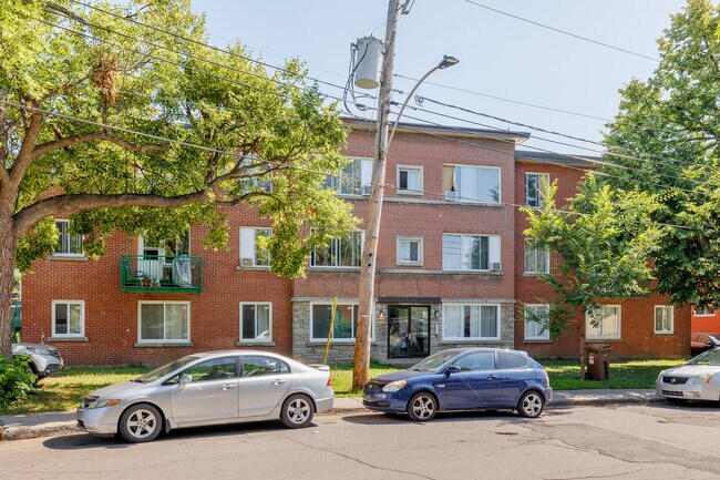 11899 Michel-Sarrazin Rue in Montréal, QC - Building Photo - Building Photo