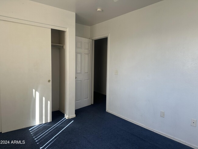 7402 S 40th Ln in Phoenix, AZ - Foto de edificio - Building Photo