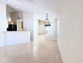 13256 N Hammerstone Ln in Oro Valley, AZ - Building Photo - Building Photo