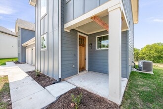 1210 Chestnut Ct in Runaway Bay, TX - Building Photo - Building Photo