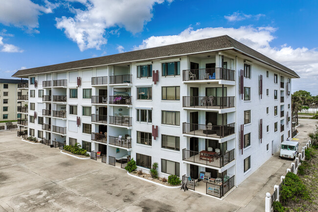 Driftwood Villas in Cocoa Beach, FL - Foto de edificio - Building Photo