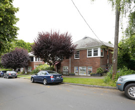 Madison Court in Portland, OR - Building Photo - Building Photo