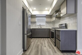 5030 Rosewood Ave in Los Angeles, CA - Building Photo - Building Photo